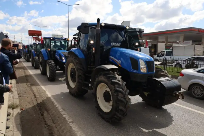 Çeltik üreticileri traktörlerle konvoy oluşturdu: Maliyetleri karşılayacak fiyat talep ettiler
