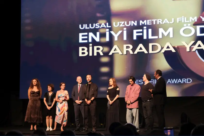 Altın Koza’da “Bir Arada Yalnız” En İyi Film seçildi: Hazar Ergüçlü’den madenciler için konuşma