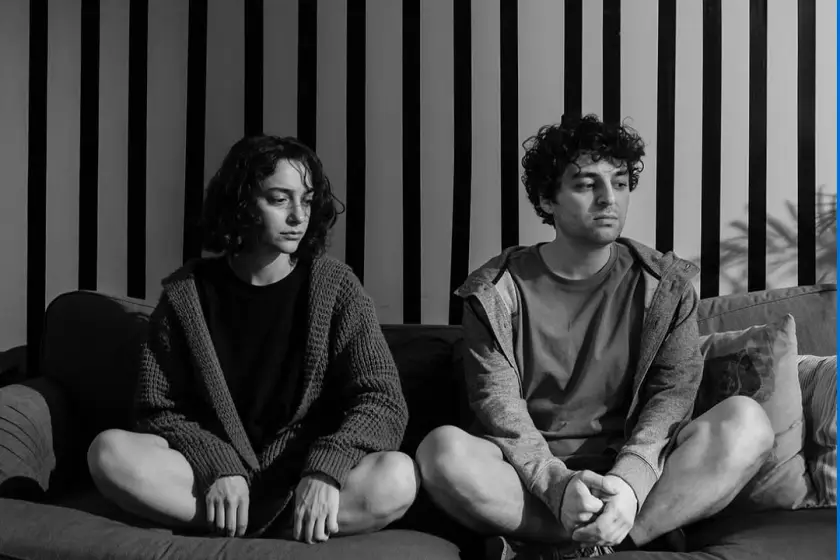 Yönetmen Melik Kuru ile ‘İsimsiz Eserler Mezarlığı’ filmini konuştuk: Sanat dünyası yerine kendimle alay ettim