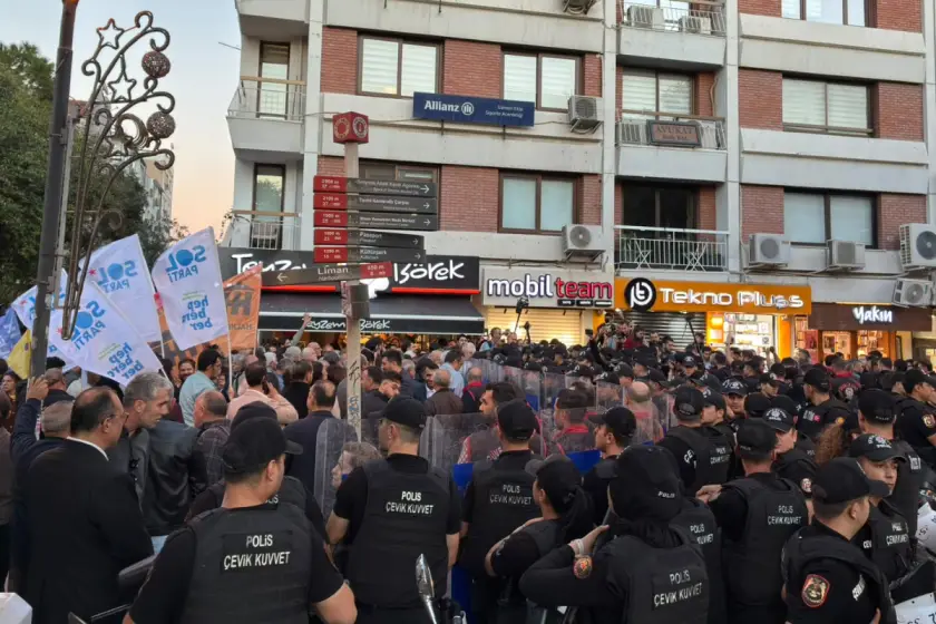 İzmir’de Cemil Tugay’ın AKP’ye geçme iddialarına karşı eylem: “Saraya teslim olmayacağız”