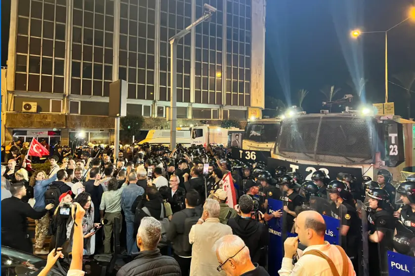 Cemil Tugay’ın AKP’ye geçmesine karşı İzmir’de eylem