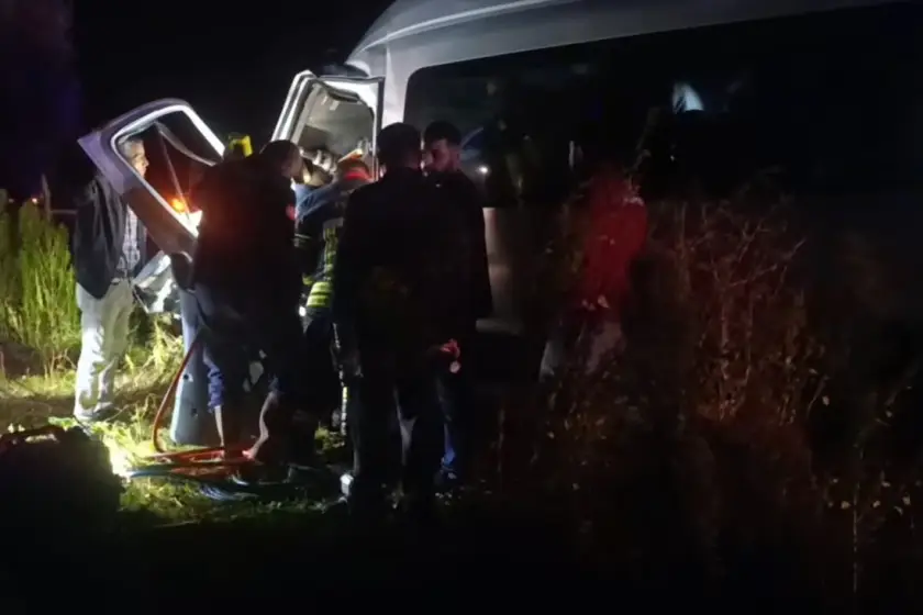 Kayseri'de iş makinesi ile 2 işçi servisi çarpıştı: 1 işçi hayatını kaybetti, 15 yaralı
