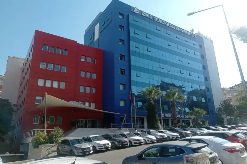 Rektörlüğe sağlam, öğrencilere çürük bina