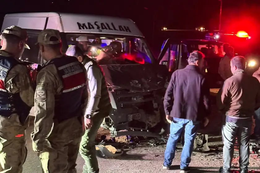 Van'da işçi servisleri çarpıştı: 8 yaralı