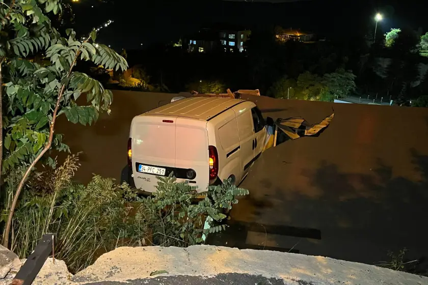Sarıyer'de tek katlı evin çatısına ticari araç düştü