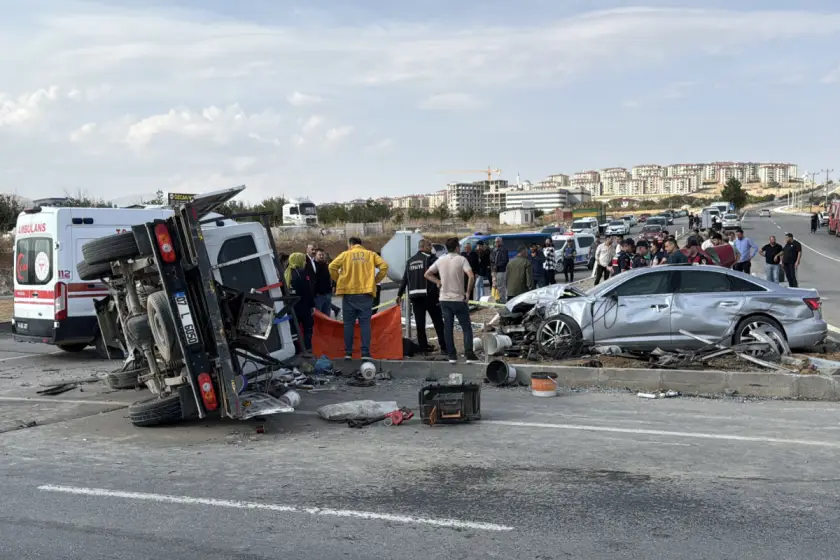 MHP konvoyunda kaza: 1 kişi hayatını kaybetti, milletvekili yaralandı