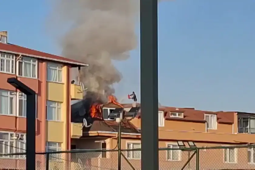Sancaktepe'de binanın çatısında yangın çıktı