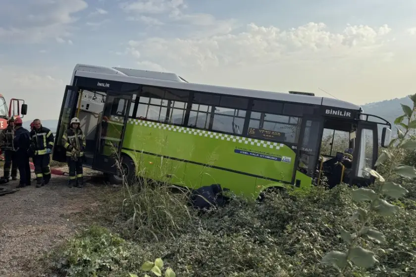 Kocaeli'de şarampole düşen özel halk midibüsünün altında kalan sürücü hayatını kaybetti