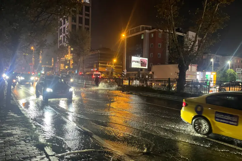 Beşiktaş'ta ana su hattı borusu patladı