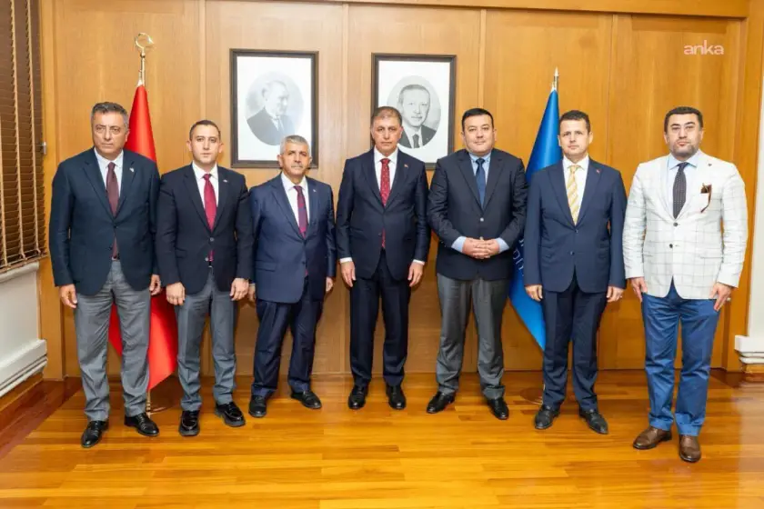MHP'den Cemil Tugay'a ziyaret: Atatürk'ün yanına Erdoğan fotoğrafı