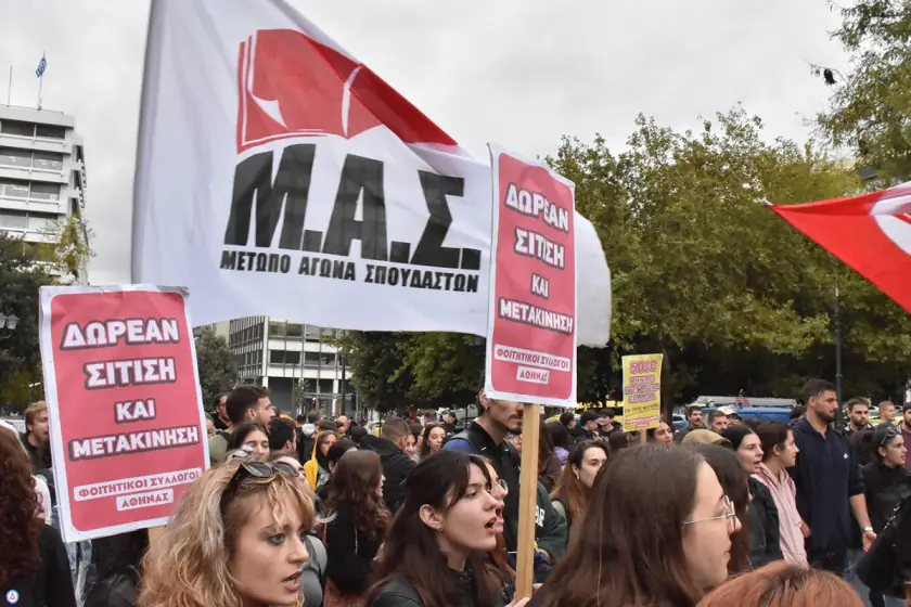 Atina’da gençler Sintagma Meydanı’na kamp kurdu: Silahlanmaya değil eğitime bütçe
