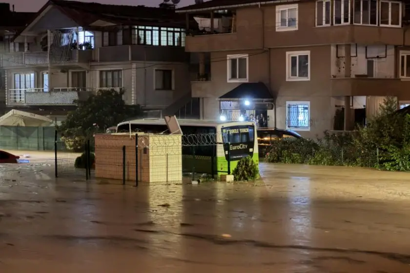 Kocaeli'de sağanak nedeniyle ev ve iş yerlerini su bastı: Sele kapılan bir kişi kayboldu