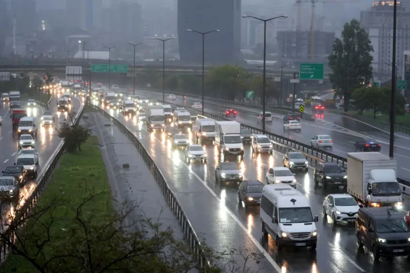 İstanbul'da akşam saatlerinde trafik yoğunluğu yüzde 76'ya çıktı