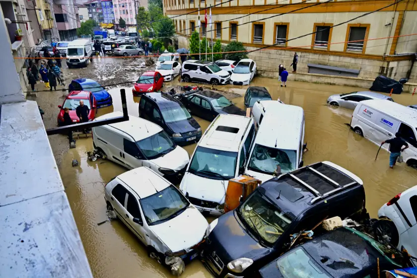 İstanbul'da okullar yarın da tatil edildi