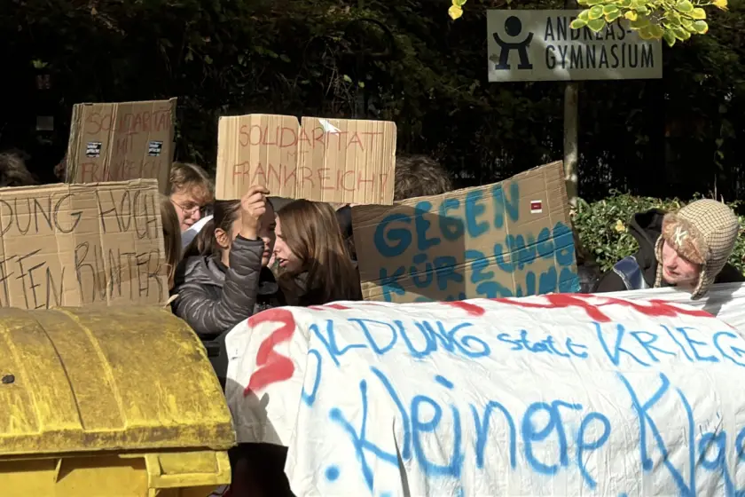 Berlin’de öğrencilerden zorunlu askerliğe ve eğitim kesintilerine protesto