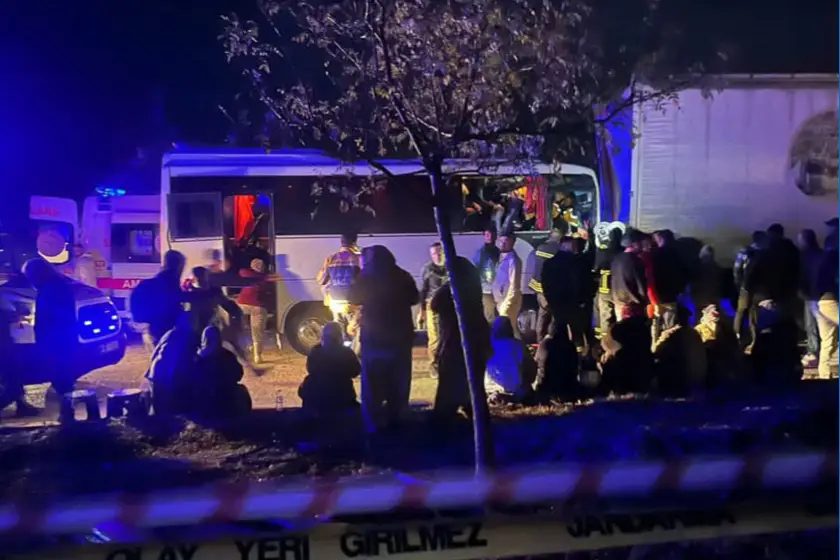 Isparta'da tarım işçilerini taşıyan midibüs ile TIR çarpıştı: 17 işçi yaralandı