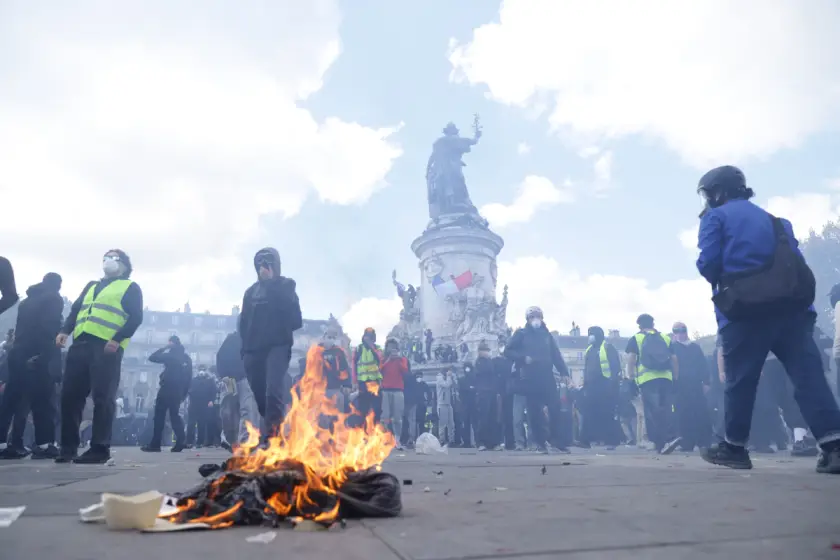 Fransa'da protestolar sürüyor: Paris'te polis göstericilere müdahale etti