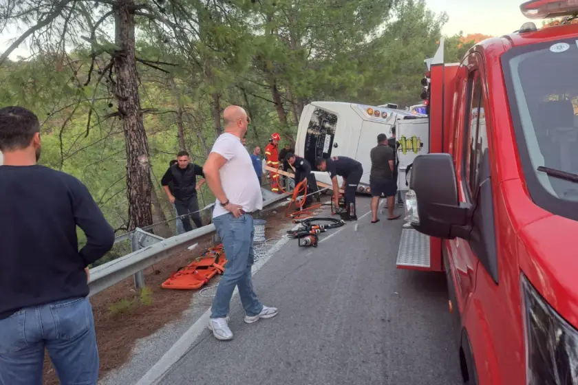 Marmaris'te otel çalışanlarını taşıyan servis devrildi: 5 yaralı
