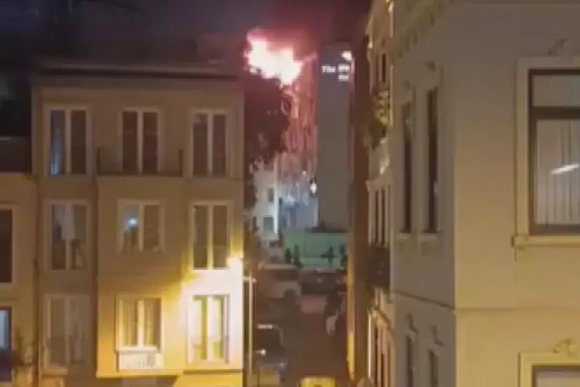 Beyoğlu'nda 6 katlı binada çıkan yangın söndürüldü