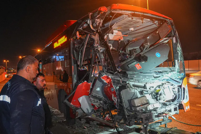 Ankara'da belediye otobüsü üst geçide çarptı: 24 yaralı