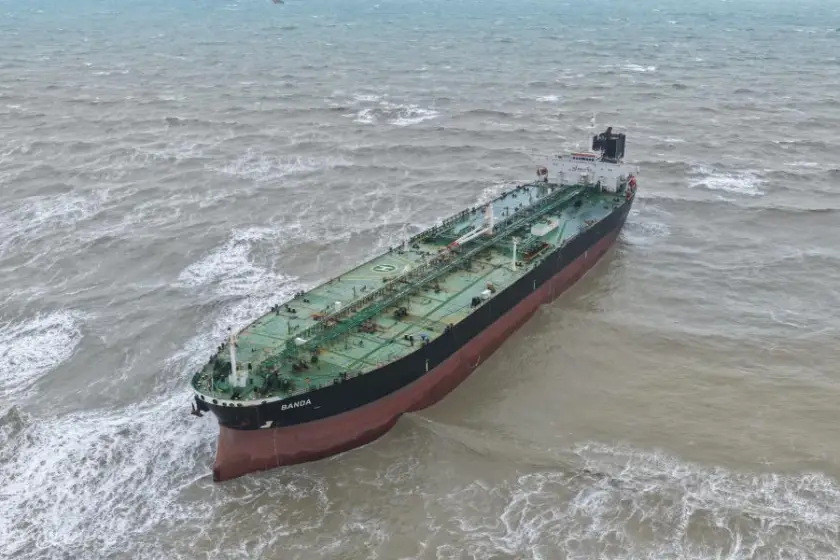 Sarıyer'de karaya oturan tanker yüzdürüldü