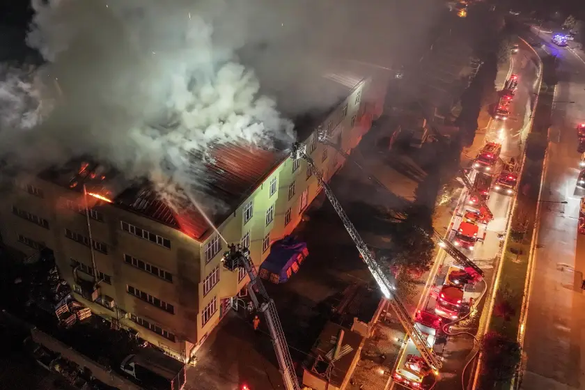Tuzla'da ayakkabı fabrikasındaki yangın söndürüldü