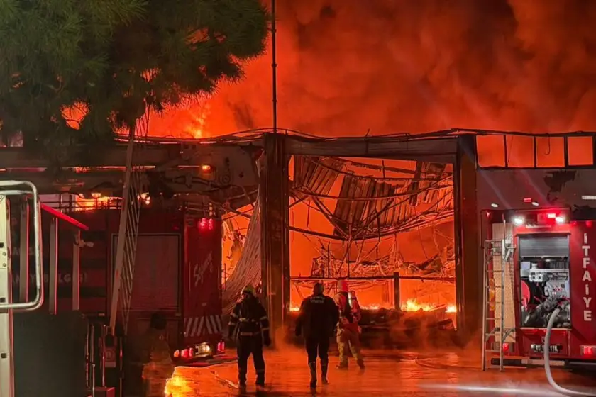 Manisa'da akü fabrikasında yangın