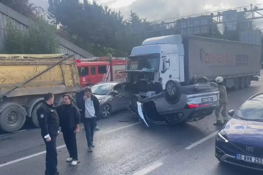 Bağcılar'da zincirleme kaza; yaralılar var