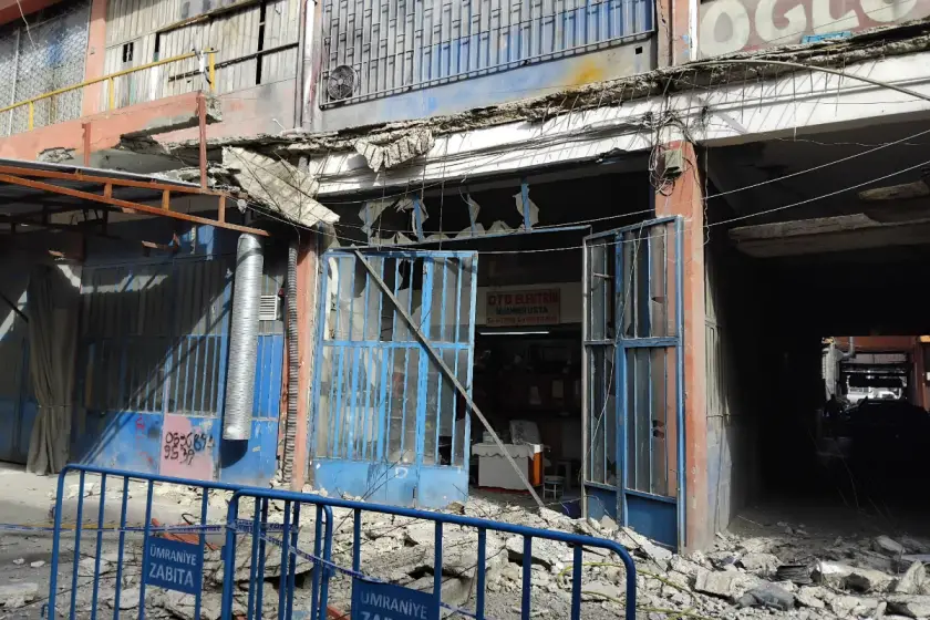 Ümraniye'deki sanayi sitesinde balkon çöktü: 3 işçi yaralandı
