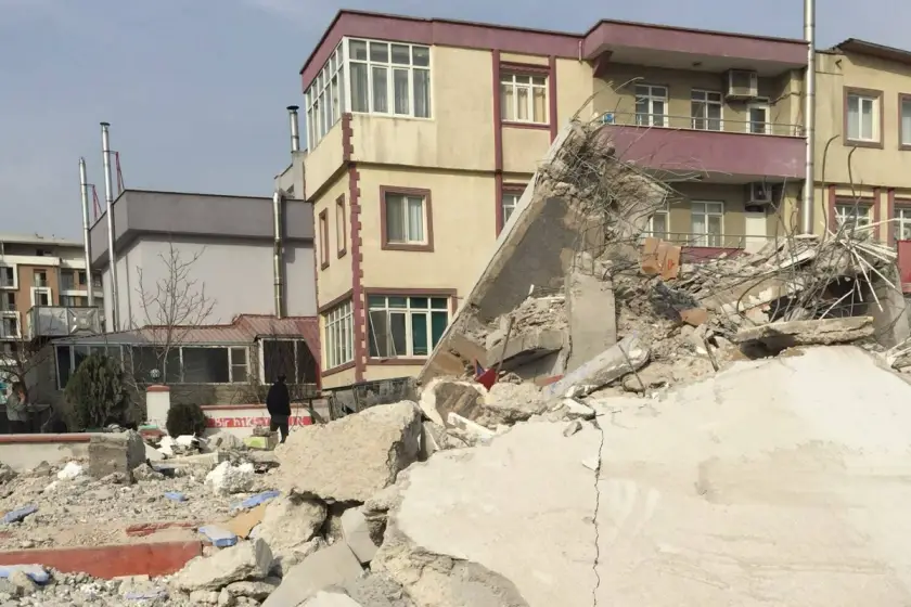 Depremde yıkılan Akerman Apartmanı'nın bilirkişi raporu tamamlandı: Kaçak katlar ve denetim eksiklikleri ortaya çıktı