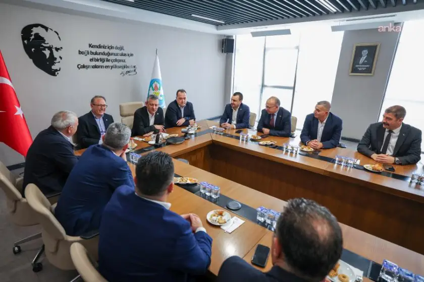Özgür Özel, Besim Dutlulu ve 14 ilçe belediye başkanıyla bir araya geldi