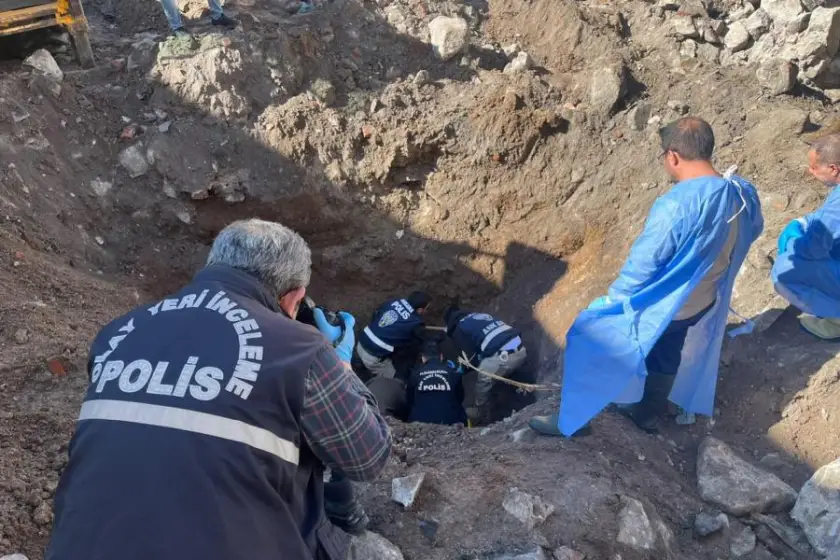 17 yıldır kayıp olan kadına ait olan, altında insan kemikleri bulunan ev, kundaklanmış