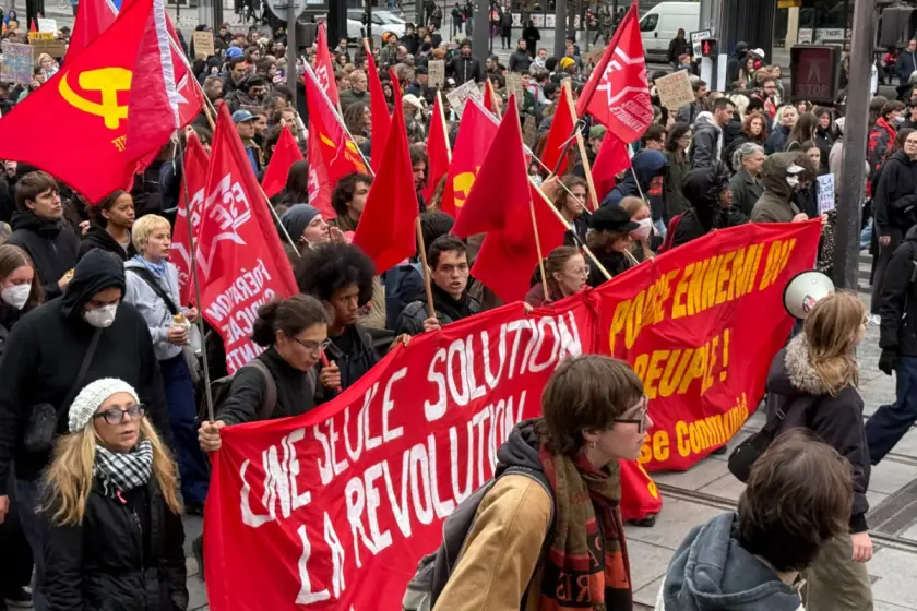 Polis müdahaleleri ve yasaklar protestoları durduramadı: Paris, Marsilya ve Lille'de on binlerce kişi sokakta