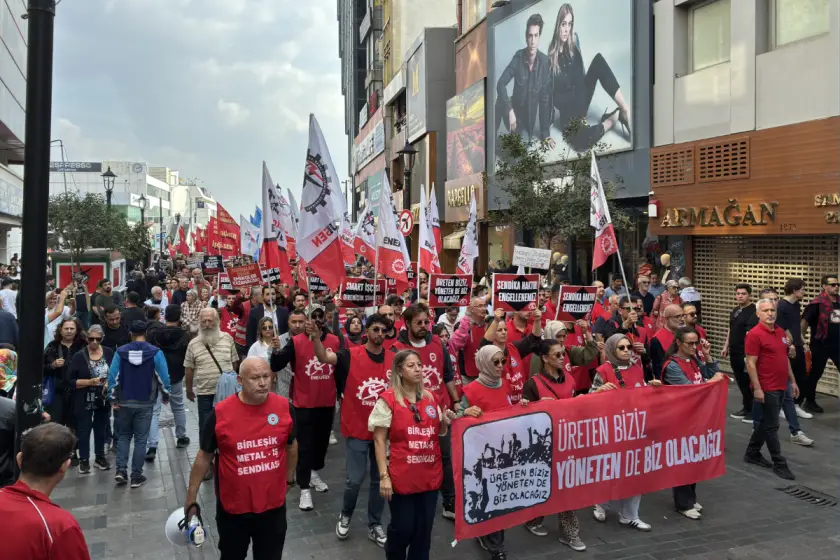 Smart Solar işçileri Karşıyaka’da yürüdü: “İşimize dönene kadar mücadele edeceğiz”