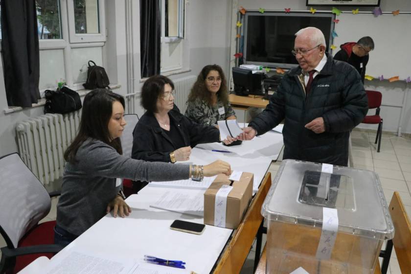 Bulgaristan'da seçimlere katılım düşük oldu: Cumhurbaşkanlığı seçimi ikinci tura kaldı