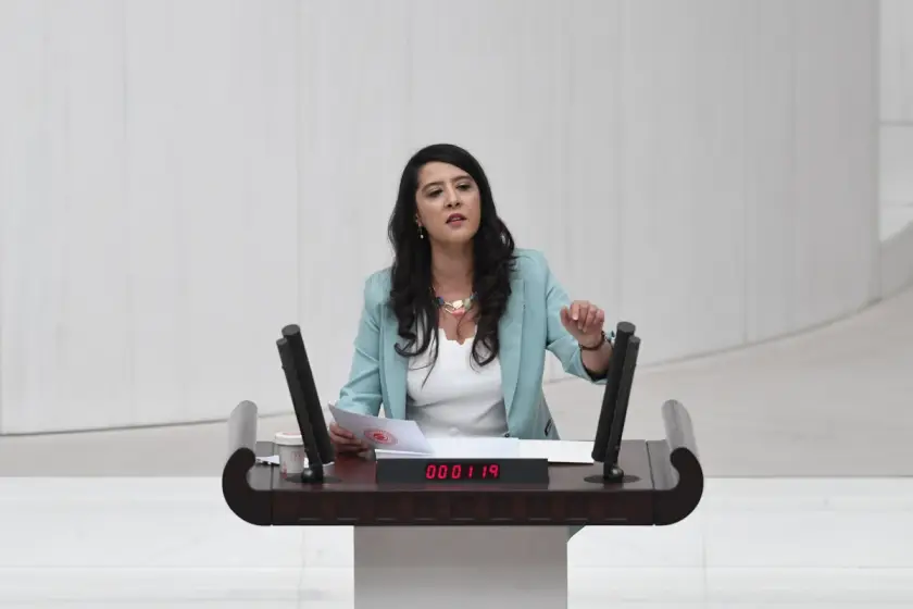 EMEP Milletvekili Sevda Karaca, İzmir’de Eğitim Sen yöneticilerinin uğradığı engellemeleri ve gözaltı sürecini Meclis'e taşıdı