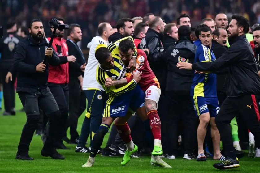 Derbi sonrası saha karıştı: Abdülkerim Bardakcı ile Archie Brown kavga etti