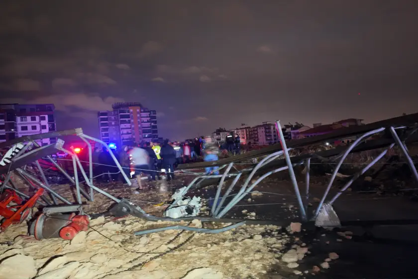 Antalya'da hortum nedeniyle parçalanan konteynerlerde 4 işçi hayatını kaybetti