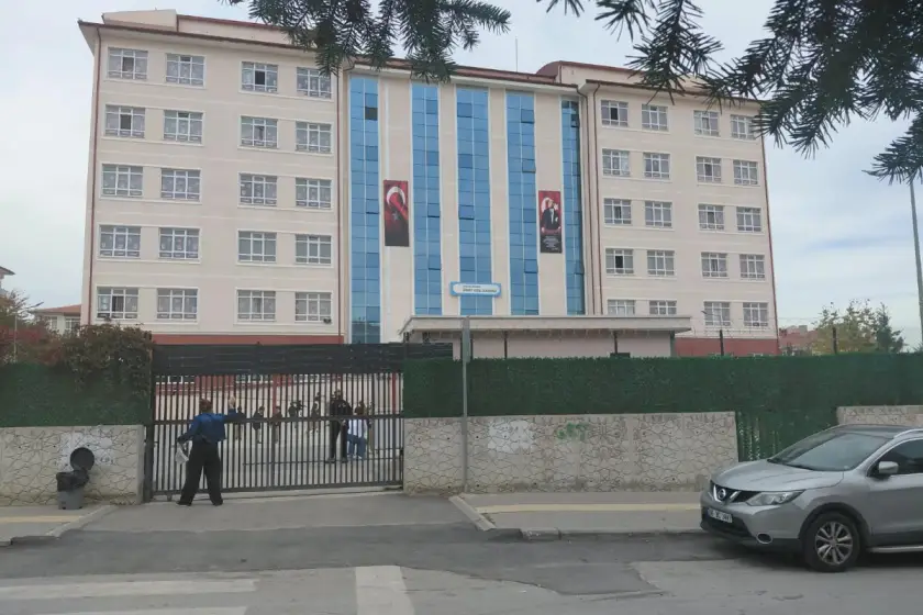 Mamak’ta okulların kapatılmasına veli ve öğretmenler tepkili: Okul binaları boş, sınıf mevcutları 40’a çıktı