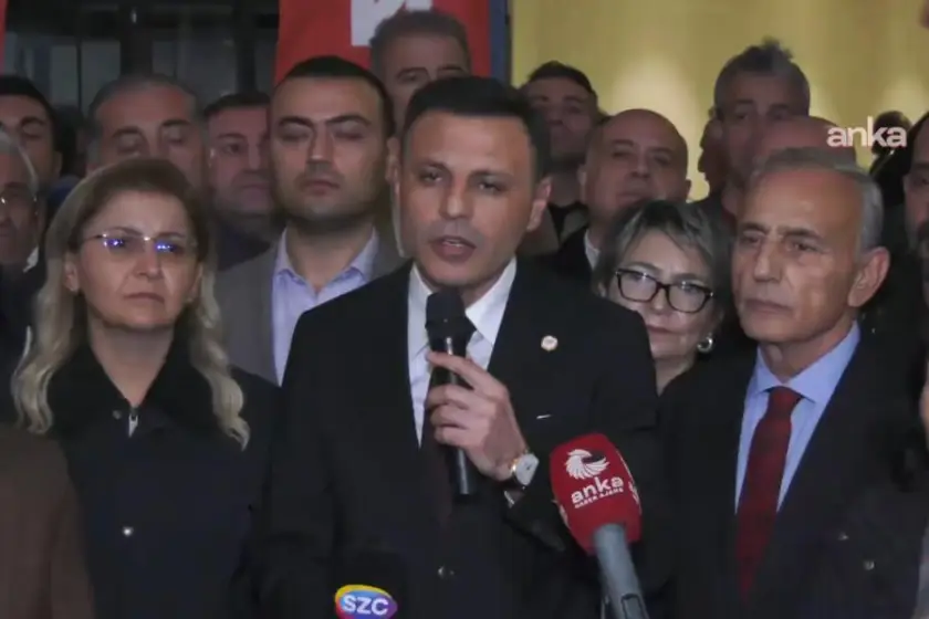 Bakırköy Belediyesi önünde operasyon tepkisi: “Halkın belediyelerine göz diktiler”