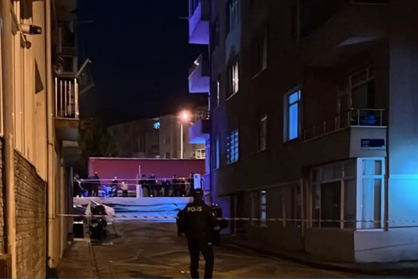 Karamürsel'de kolonlarından çatırdayan 8 katlı bina boşaltıldı