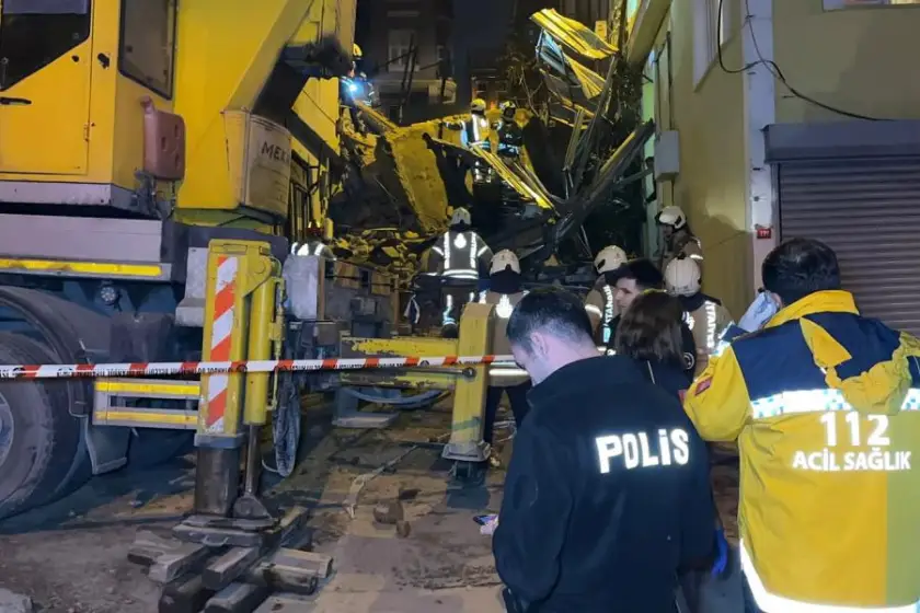 Beyoğlu'nda 5 katlı metruk bina çöktü; arama çalışmaları tamamlandı