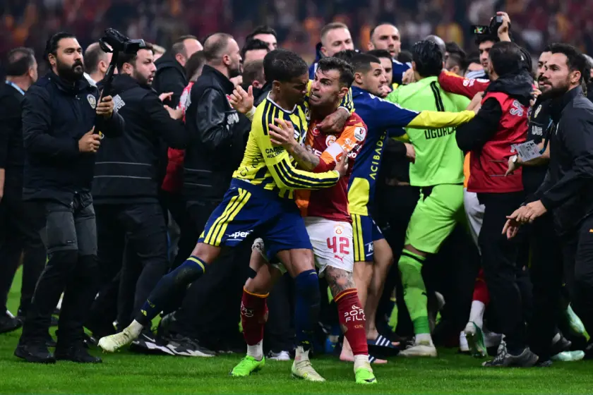 Galatasaray-Fenerbahçe derbisinin ardından disiplin sevkleri açıklandı: Abdülkerim Bardakcı ve Archie Brown PFDK'ya sevk edildi
