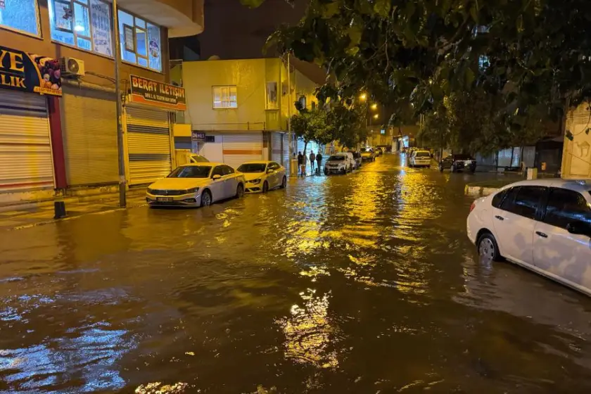 Mardin'de sağanak; ev ve iş yerlerini su bastı
