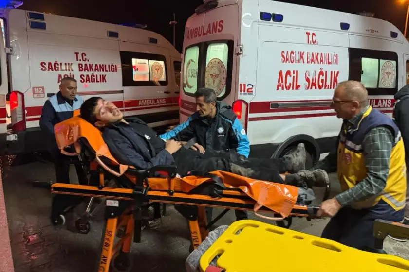 Hakkari'de mültecileri taşıyan minibüs dereye yuvarlandı: 20 kişi yaralandı