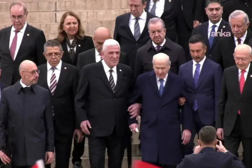 Bahçeli'yle kol kola yürüyen Dervişoğlu'ndan açıklama: İzaha muhtaç bir durum yok
