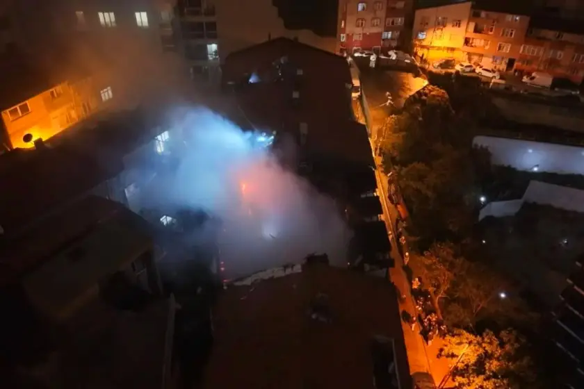 Kağıthane'de dairede çıkan yangın çatıyı sardı: Bina tahliye edildi