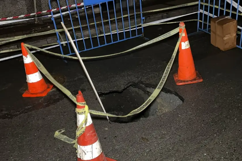 Gaziosmanpaşa'da sağanak sonrası yolda çökme meydana geldi