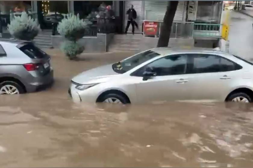 Diyarbakır'da sağanak: Yollar göle döndü, su baskınları yaşandı