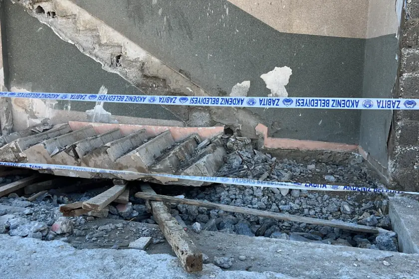 Çöken merdivenin altında kalan işçi yaşamını yitirdi